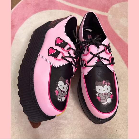 Hello Kitty X YRU Vampire
Platform Creepers shoes - Picture 1 of 10